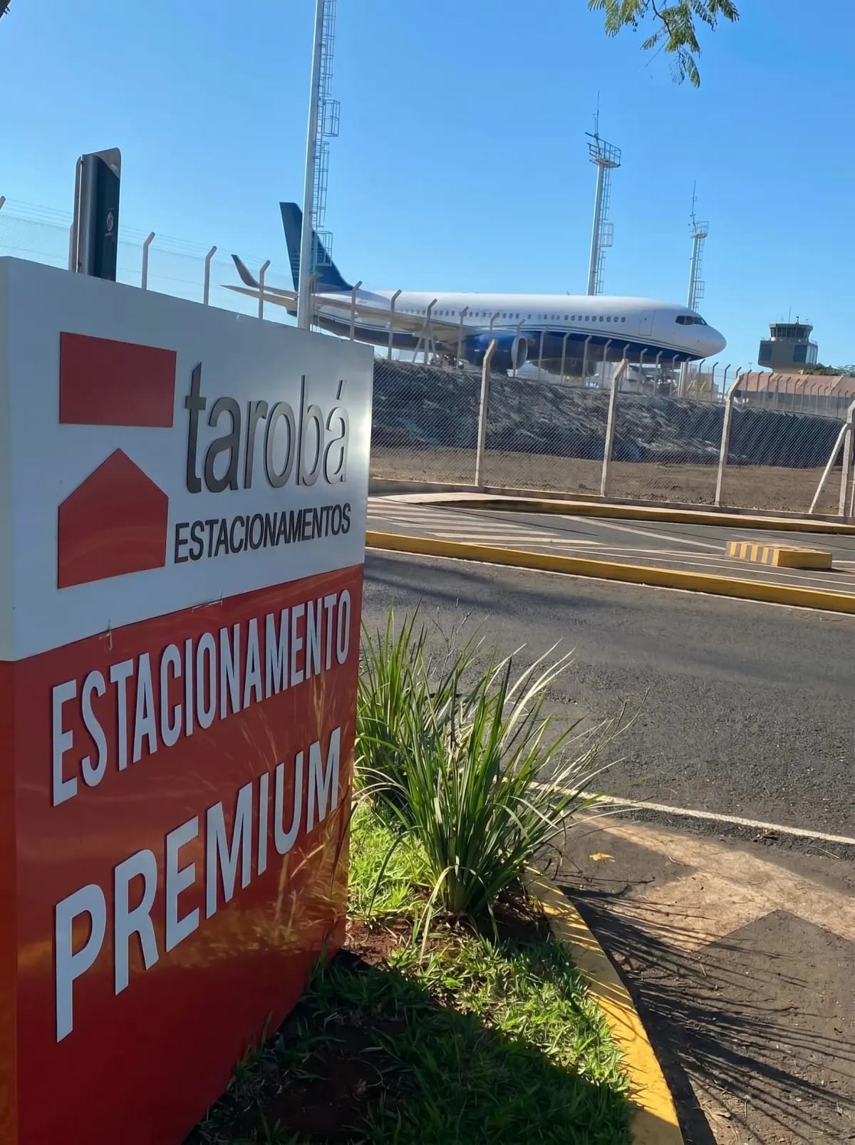 Cliente com malas caminhando até o terminal a 30 metros do Tarobá Estacionamento no Aeroporto de Foz do Iguaçu