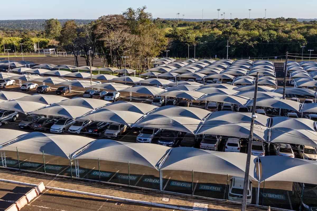 Pátio coberto e seguro do Tarobá Estacionamento próximo ao Aeroporto de Foz do Iguaçu